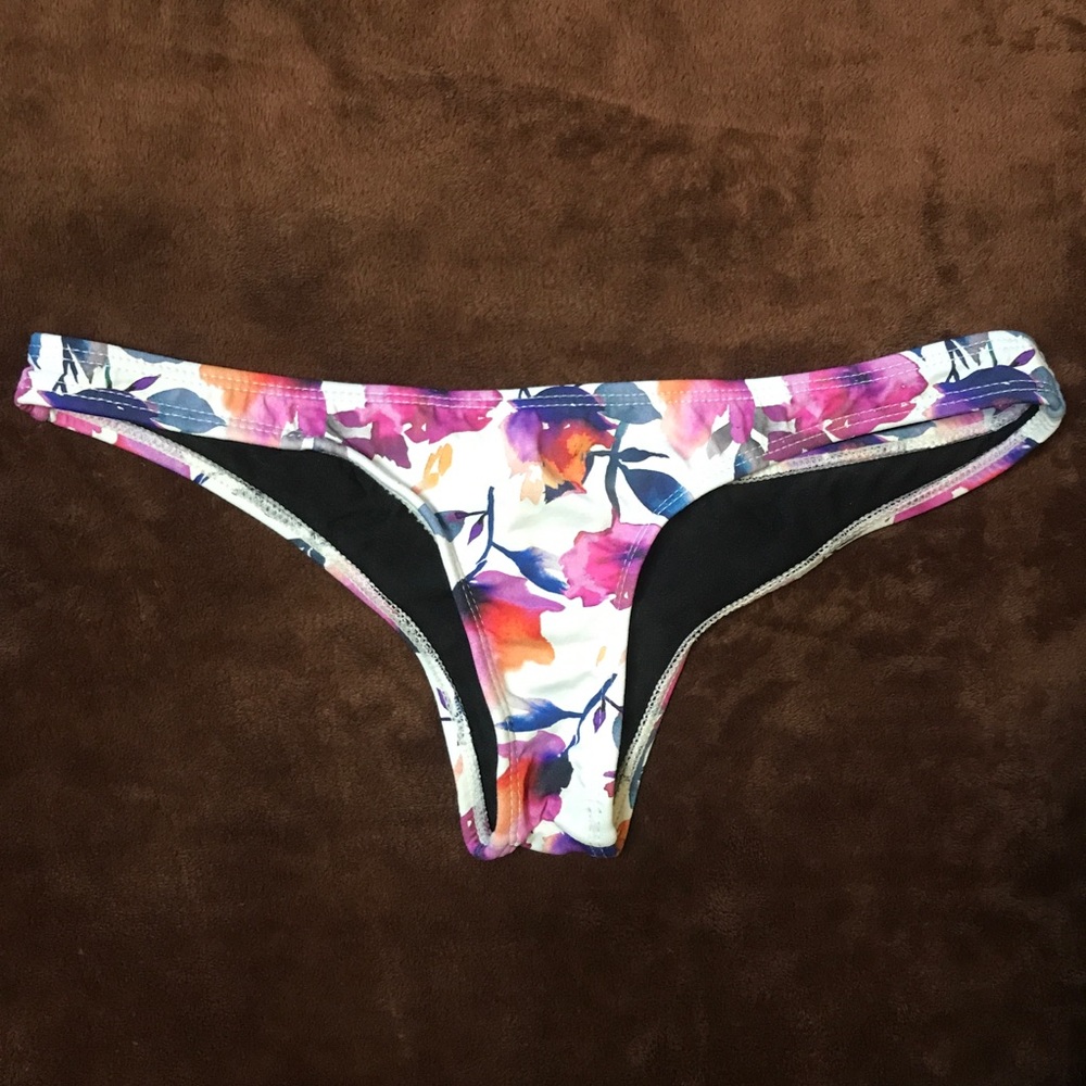Ama bikinis Nami bottoms / Field of Dreams